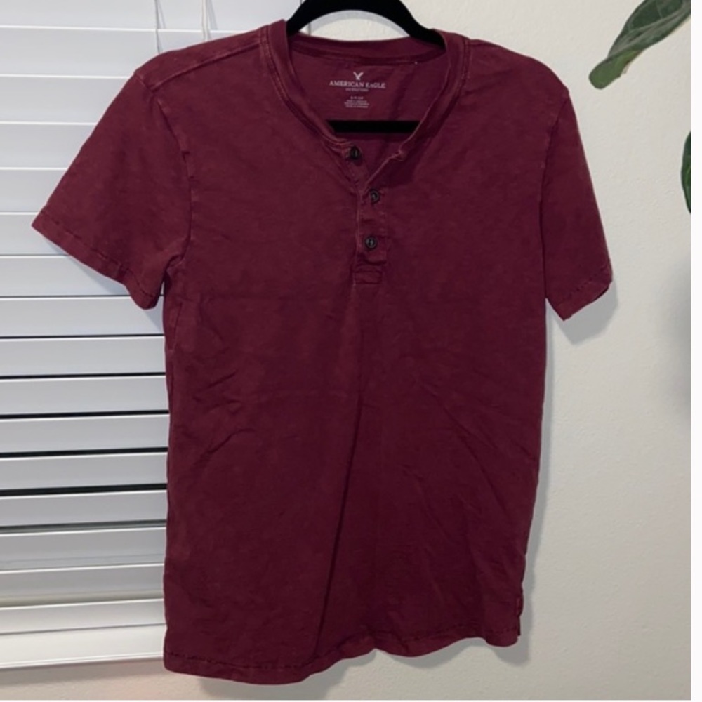 ✨ American Eagle Outfitters burgundy t shirt
